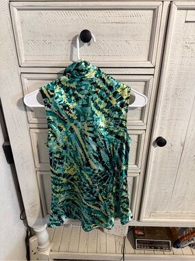 Sleeveless Mock Neck Blouse in Teal Green Print